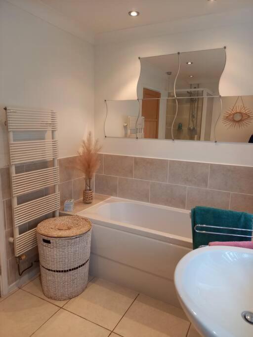 Modernised Home With 2 Bedrooms In Cardiff Eksteriør bilde